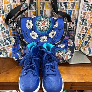 LeSportsac tote. (WITHOUT NIKES)